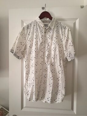 Men's Collared Short-Sleeve Button-Up Shirt with Navy Bird Print